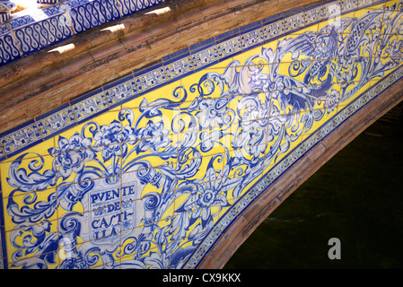 Keramische Fliesen auf der Plaza de Espana in Sevilla, Spanien. Stockfoto