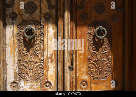 Alte geschnitzte hölzerne Eingangstür in Ronda, Spanien. Stockfoto