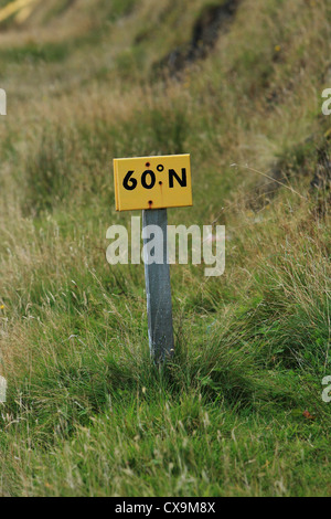 60 Grad Nord Verkehrszeichen an der Channerwick, Shetland, Scotland, UK Stockfoto