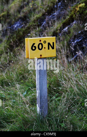 60 Grad Nord Verkehrszeichen an der Channerwick, Shetland, Scotland, UK Stockfoto