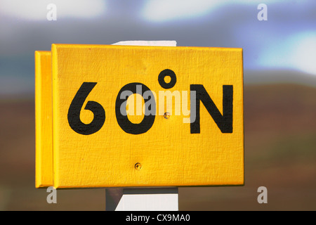 60 Grad Nord Verkehrszeichen an der Channerwick, Shetland, Scotland, UK Stockfoto