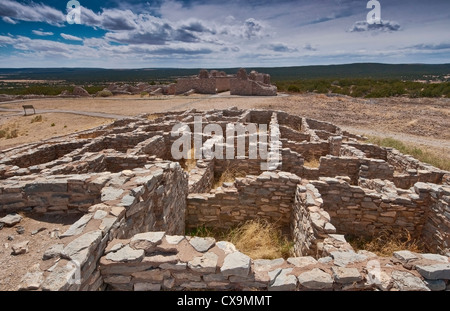 Pueblo, Missionskirche in Ferne bei Gran Quivira Ruins, Salinas Pueblo Missionen National Monument, New Mexico, USA Stockfoto