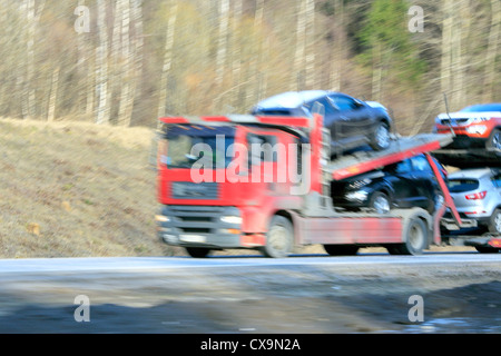 Lieferung Track Autotransporter Beschleunigung auf der Autobahn Stockfoto