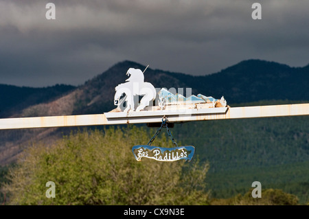 Ranch schmiedeeisernen Tor, Manzano Bergen im Hintergrund, in Manzano, New Mexico, USA Stockfoto