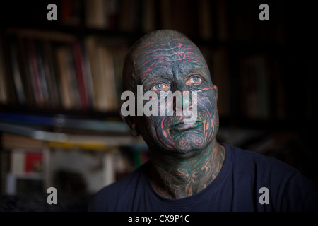 Vladimir Franz Czech bildender Künstler Musik Komponist Präsidentschaftskandidat für direkte Wahlen 2013 stellt in seiner Wohnung in Prag Stockfoto