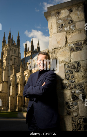 Porträt von Bill Turnbull, BBC-TV-Moderatorin und Rundfunksprecher, die Kathedrale von Canterbury, Kent, England, UK Stockfoto