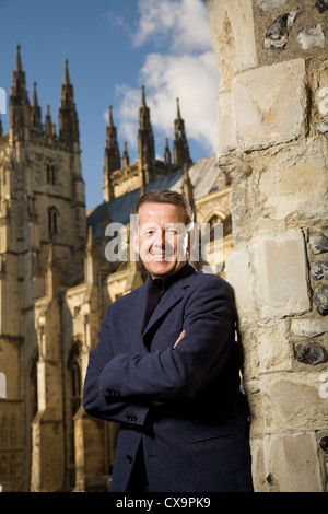 Porträt von Bill Turnbull, BBC-TV-Moderatorin und Rundfunksprecher, die Kathedrale von Canterbury, Kent, England, UK Stockfoto