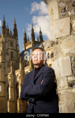 Porträt von Bill Turnbull, BBC-TV-Moderatorin und Rundfunksprecher, die Kathedrale von Canterbury, Kent, England, UK Stockfoto