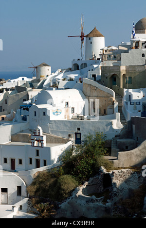 Dorf Oia mit Windmühlen auf Santorini Stockfoto