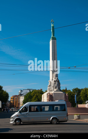 Marshrutka Kleinbus vor Freiheitsdenkmal auf Raina Bulvaris Straße Riga Lettland Mitteleuropa Stockfoto