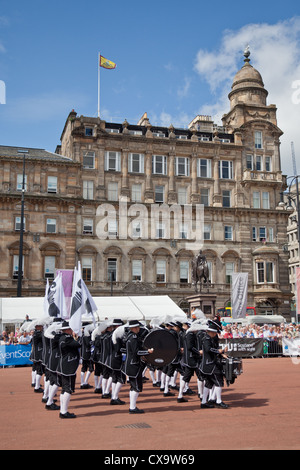 Das Top Secret Drum Corps bei George Square, Glasgow. Stockfoto