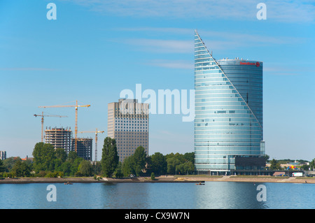 SwedBank-Lettland-Hauptquartier und weitere neue Bürogebäude durch Fluss Daugava Riga Lettland Mitteleuropa Stockfoto