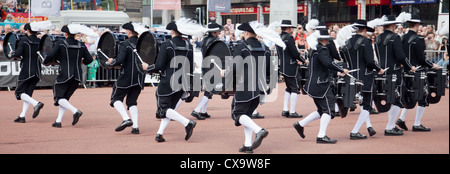 Das Top Secret Drum Corps bei George Square, Glasgow. Stockfoto