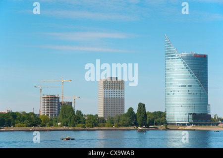 SwedBank-Lettland-Hauptquartier und weitere neue Bürogebäude durch Fluss Daugava Riga Lettland Mitteleuropa Stockfoto