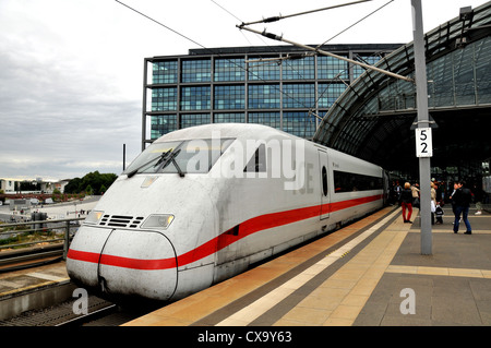 High-Speed-Zug Intercity Express ICE im Bahnhof Hauptbahnhof Berlin Deutschland Stockfoto