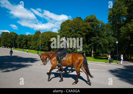 Die Wachablösung vor dem königlichen Palast in Slottspark Palace Gardens Sentrum Oslo Norwegen Mitteleuropa Stockfoto