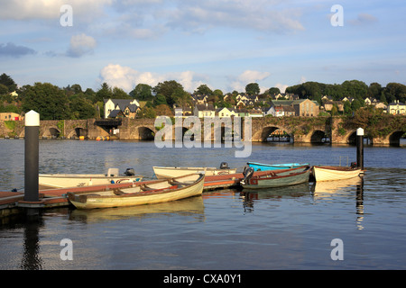 Die Partnerstädte von Killaloe und Ballina am Shannon am südlichen Punkt des Lough Derg, Irland Stockfoto