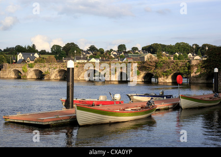 Die Partnerstädte von Killaloe und Ballina am Shannon am südlichen Punkt des Lough Derg, Irland Stockfoto