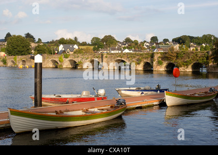 Die Partnerstädte von Killaloe und Ballina am Shannon am südlichen Punkt des Lough Derg, Irland Stockfoto