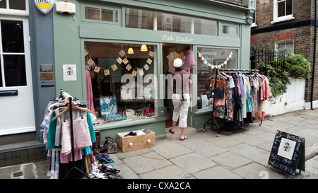 Eine Frau, die Eingabe von Charlie Foxtrot Retro-Vintage-Kleidung Popup Shop eingerichtet in Eiche Studio Flask Walk Hampstead London England UK Stockfoto