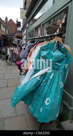 Türkis der 1950er Jahre Kleid hängt an einer Kleiderstange vor einem Pop-up-Vintage-Kleidungsgeschäft Flask Walk Hampstead London KATHY DEWITT Stockfoto