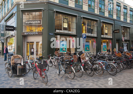 Geparkten Bibycles entlang Kobmagergade Straße Kopenhagen Dänemark Mitteleuropa Stockfoto