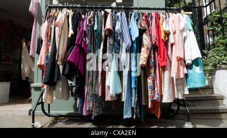 Charlie Fox Trot Pop-up-Shop mit einer Vintage-Kleidung Schiene Flask Walk Hampstead Dorf London England Stockfoto