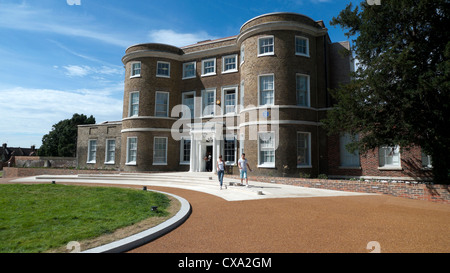 Außenansicht des William Morris Gallery Gebäudes an der „Forest Road“ im Sommer Walthamstow London England Großbritannien Großbritannien KATHY DEWITT Stockfoto