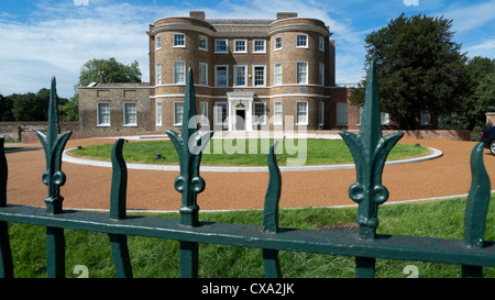 Außenansicht von der William Morris Gallery Gebäude und Geländer in "Forststraße" Walthamstow London UK KATHY DEWITT Stockfoto