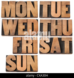 7 Tage die Woche (ersten 3 Buchstabensymbole) in isolierten Vintage Holz Buchdruck Blöcke Stockfoto