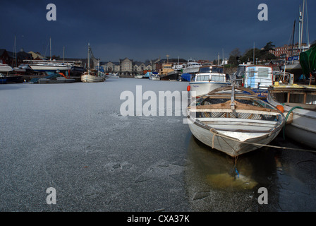 Boote gefangen im Eis, da Exeter Kanal-Becken mit einer Eisschicht bedeckt ist. Stockfoto