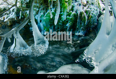 Eiszapfen erstellen eine Fantasy-Welt über ein Moor, Dartmoor, Devon, England, UK. Stockfoto