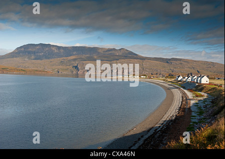 Die langen Kiesstrand Strand von Ardmair Bay nördlich von Ullapool mit Ben mehr Coigach Berg hinaus.   SCO 8535 Stockfoto