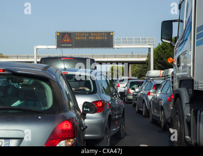 Stau auf der französischen Autobahn im August mit Warnung anmelden Portal und stockender Verkehr, Frankreich Stockfoto