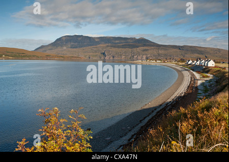 Die langen Kiesstrand Strand von Ardmair Bay nördlich von Ullapool mit Ben mehr Coigach Berg hinaus.   SCO 8536 Stockfoto