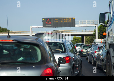 Stau auf der französischen Autobahn im August mit Warnung anmelden Portal und stockender Verkehr, Frankreich Stockfoto