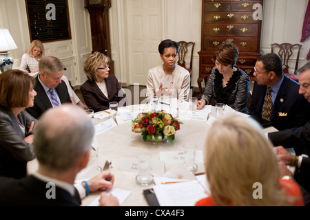 Michelle Obama und Jill Biden (unten rechts) treffen sich die Mitglieder auf den Kongress, die Beitritt Kräfte Soldaten und deren Angehörige Initiative zu diskutieren Stockfoto
