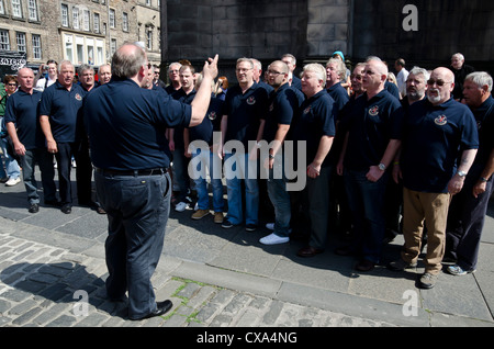 Walisische männlich-Chor als Straßenmusikant auf der Royal Mile, Edinburgh, Schottland, während des Edinburgh Festival Fringe. Stockfoto