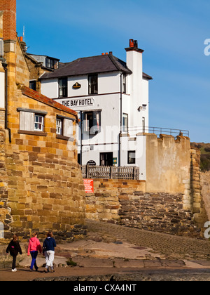 Das Bay Hotel in Robin Hoods Bay in der Nähe von Whitby in North Yorkshire England UK liegt neben dem Strand an der Nordseeküste Stockfoto