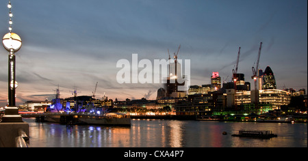 HMS Belfast auf der Themse in der Abenddämmerung. Stockfoto