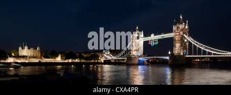 Die Paralympischen Logo, Agitos, auf Tower Bridge während der Paralympischen Spiele 2012 in London. Stockfoto