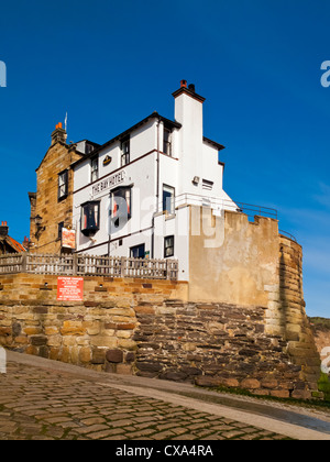 Das Bay Hotel in Robin Hoods Bay in der Nähe von Whitby in North Yorkshire England UK liegt neben dem Strand an der Nordseeküste Stockfoto