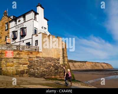 Das Bay Hotel in Robin Hoods Bay in der Nähe von Whitby in North Yorkshire England UK liegt neben dem Strand an der Nordseeküste Stockfoto