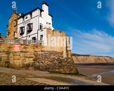 Das Bay Hotel in Robin Hoods Bay in der Nähe von Whitby in North Yorkshire England UK liegt neben dem Strand an der Nordseeküste Stockfoto