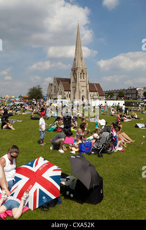 Menschen, die die Sonne zu genießen, während der Olympiade 2012 in London live auf der großen Leinwand Lewisham, Blackheath anschauen Stockfoto