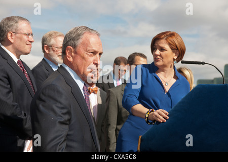 NY Bürgermeister Mike Bloomberg (L) hört, wie City Council Speaker Christine Quinn (R) bei einer Grundsteinlegung spricht Stockfoto