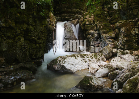 Wasserfall in Kalkstein Wasserrinne an der Howk, Caldbeck, Lake District, Cumbria, England, UK Stockfoto