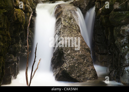 Wasserfall in Kalkstein Wasserrinne an der Howk, Caldbeck, Lake District, Cumbria, England, UK Stockfoto