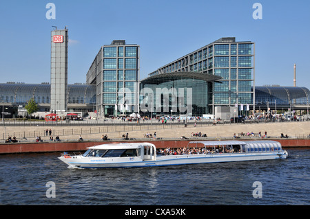 Schifffahrt auf der Spree entlang vor Belle Bahnhof Berlin Deutschland Stockfoto