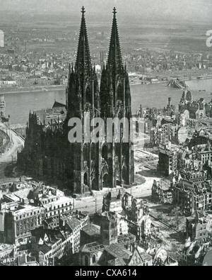 Köln, Deutschland, 1945, zeigen die DOM-Struktur noch intakt nach alliierten Bombenangriffe. Stockfoto